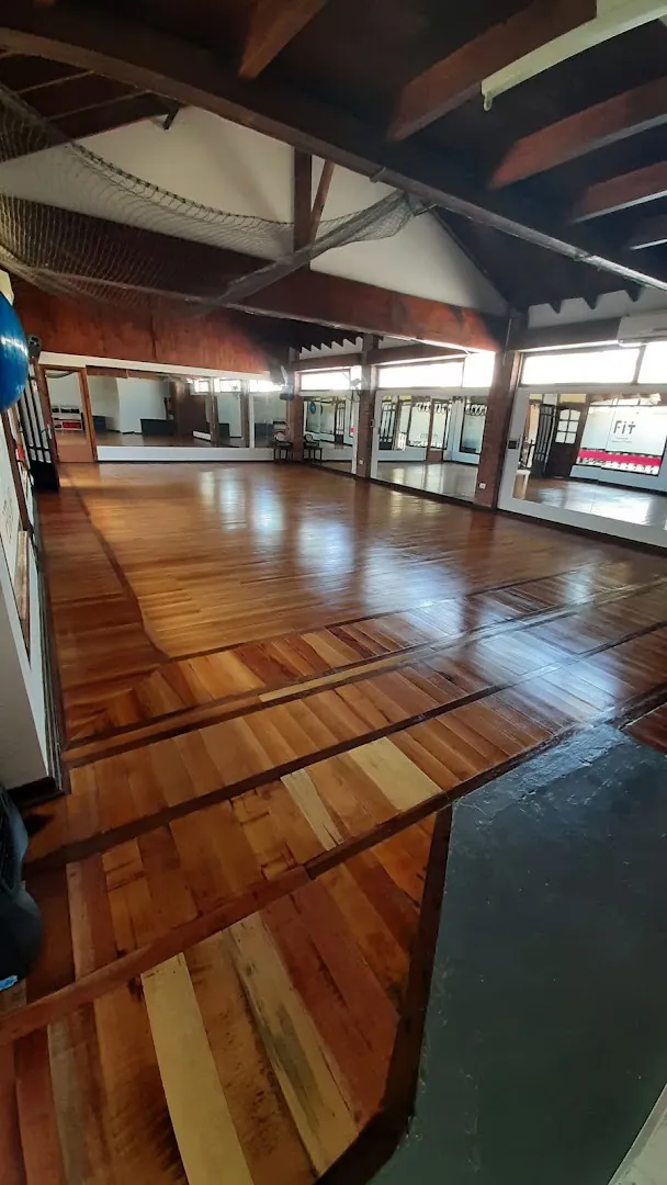 El salón con piso y techo de madera, iluminado