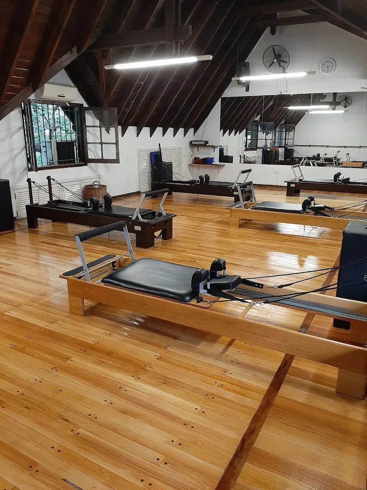 El salón de reformer, con piso y techo de madera